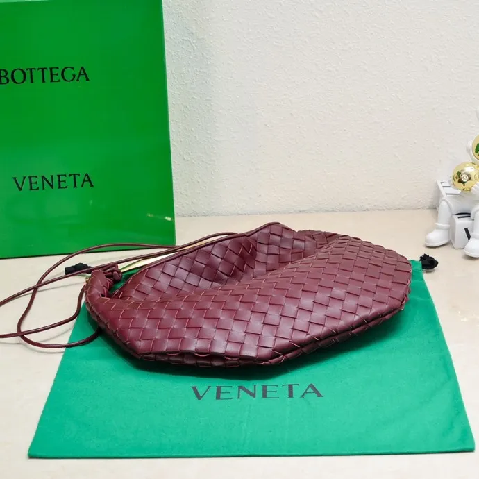 Original leather, batch 2060, the old-money style BV Sardine large size has been shipped🔥 Nowadays, many fashionable, rich and tasteful Jimei people are carrying the same bag invariably. It’s Bottega Veneta Sardine! Because this BV Sardine bag is so beautiful and high-end! The arc-shaped intrecciato woven bag body, paired with metal sardine handles, looks like a work of art, allowing people to ponder and appreciate it. Currently Sardine has launched three sizes for everyone to choose from. This is the largest size🉑️hand-held🉑️armpit🉑️single shoulder🉑️crossbody. It is a very high-quality and relatively niche treasure model. It will be very special when you carry it when you go out. It allows you to have the freedom of carrying a bag. Sisters go crazy. Style number: 7468-1# Size: 39*31*12cm